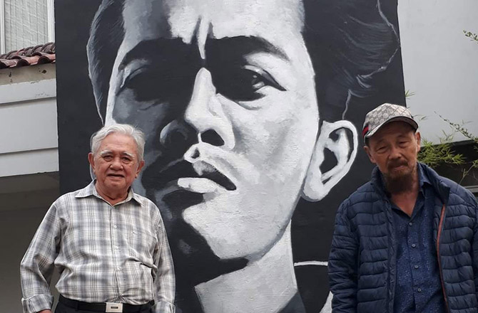 AKRAB: Prof. Dr. Abdul Hadi WM (kiri) berfoto dengan penyair Sutardji Calzoum Bachri. (FACEBOOK ABDUL HADI WM)
