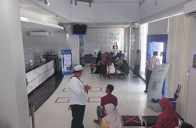 PELAYANAN: Sejumlah nasabah saat berada di kantor BRI Cabang Sampang kemarin. (JUNAIDI PONDIYANTO/RadarMadura.id)
