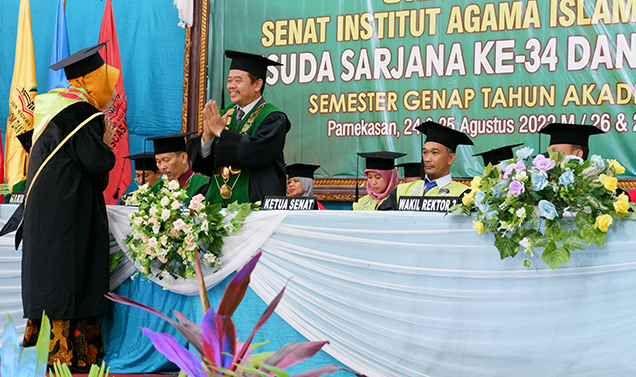 SANDANG GELAR: Rektor IAIN Madura Dr. H Saiful Hadi, M.Ag. mengukuhkan mahasiswa di Wisuda Ke-34 Sarjana dan Wisuda Ke-14 Magister kemarin. (MOH. IQBAL AFGANI/RadarMadura.id)