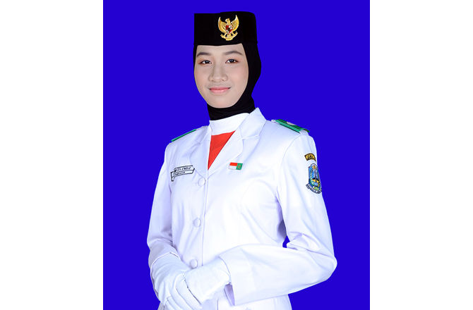 PENGALAMAN BERHARGA: Gubernur Jawa Timur Khofifah Indar Parawansa memberikan piagam penghargaan kepada Rara Arimbi Gita Atmodjo sebagai Paskibraka. (KATRI ATMODJO UNTUK RadarMadura.id)