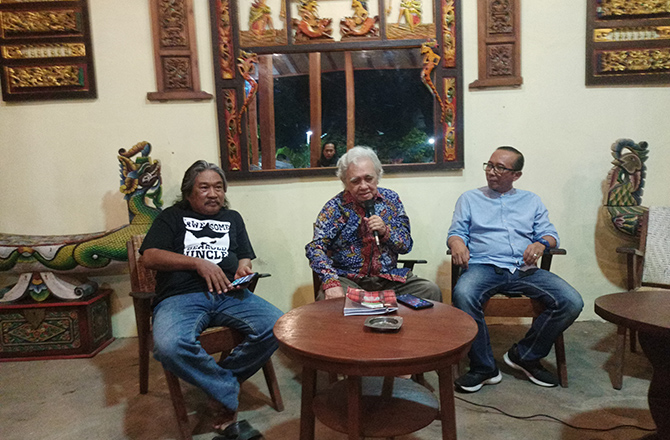SERIUS: Prof Dr Abdul Hadi WM (tengah, pakai batik) ditemani Ibnu Hajar (kanan) dan Syaf Anton (kiri) dalam satu diskusi tentang sejarah di salah satu kafe di Sumenep, Selasa (2/8). (MOH. JUNAIDI/RadarMadura.id)