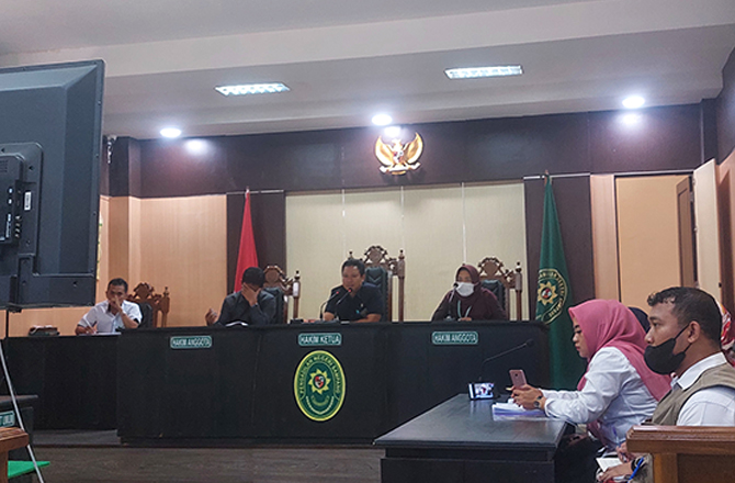 INGKRAH: Hakim Ketua Agus Eman (depan, tengah) memimpin sidang putusan perkara pembunuhan di ruang sidang II PN Sampang kemarin. (JUNAIDI PONDIYANTO/RadarMadura.id)