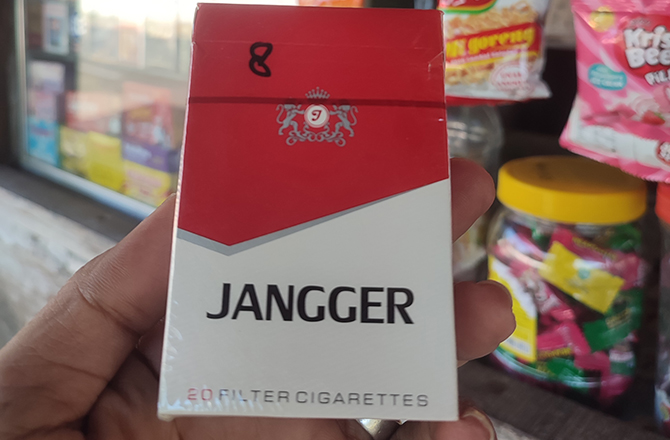 Rokok tanpa pita cukai merek Jangger. (RadarMadura.id)
