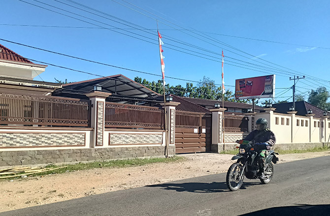 KETAT: Pengendara motor melintas di jalan depan Perusahaan Rokok Bahagia di Kecamatan Ganding, Sumenep, Selasa (9/8). (MOH. IQBAL/RadarMadura.id)