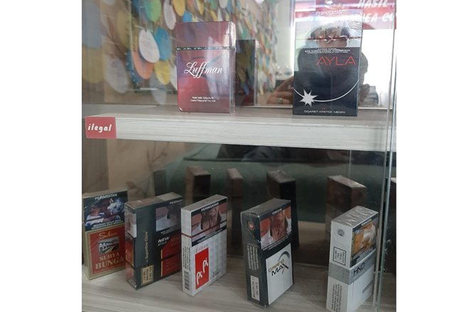 TERPAJANG: Jenis rokok ilegal yang menyerupai rokok legal di KPPBC Tipe Madya Pabean C Madura. (MOH. IQBAL AFGANI/RadarMadura.id)
