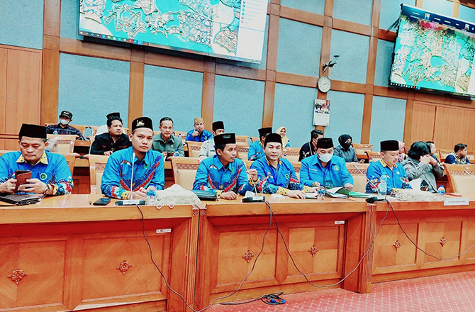 BELA GURU: Sejumlah Pengurus PGMNI berada di ruang komisi X pada acara RDPU, Senin (9/9). (MOH. ALI MUHSIN/Radarmadura.id)