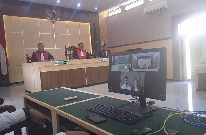 SIDANG PUTUSAN: Majelis hakim melangsungkan sidang putusan kasus pembunuhan Cakades Batubintang Miarto di PN Pamekasan kemarin. (MOH. BUSRI/Radarmadura.id)