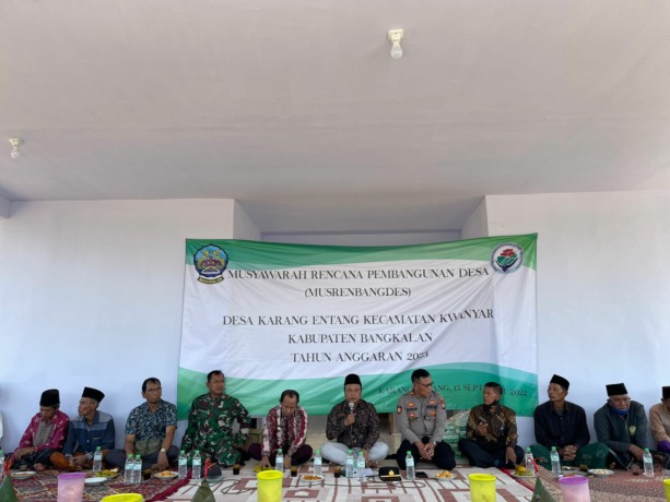TRANSPARAN: Kades Karang Entang Syaiful Ismail (pegang mik) menyampaikan sambutan pada musrenbangdes di Balai Desa Karang Entang. (Darul Hakim/RadarMadura.id)