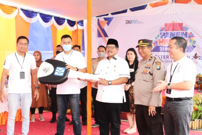 SIMBOLIS: Pincab BRI Bangkalan Mohammad Arief Prabowo (kiri) bersama Wabup Mohni memberikan doorprize secara simbolis kepada perwakilan Kepala Unit BRI Arosbaya Andy Sinartha dan Wapinwil (Regional Micro Banking Head) BRI Surabaya Doddy Koesharsant. (Vivi