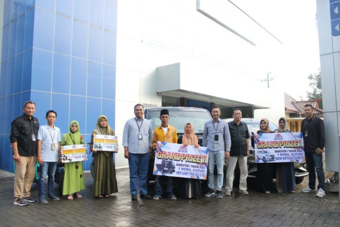 SIMBOLIS: Pincab BRI Bangkalan Mohammad Arief Prabowo (berkacamata, baju biru) bersama nasabah penerima BRI Simpedes dan Regional SME Head BRI Surabaya Arifan Trisandi (baju biru) foto dengan nasabah dan pegawai BRI, Jumat (23/9). (Vivin Agustin Hartono/R