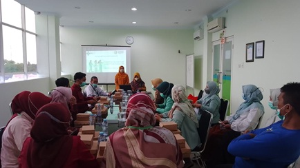 KOMUNIKASI TEPAT: Karyawan RSU Anna Medika Madura melaksanakan kegiatan brainstorming, Selasa (16/8). (STIKes NHM untuk RadarMadura.id)