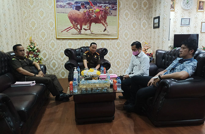 DUDUK BERSAMA: Kajari Sumenep Trimo (tengah) didampingi para jaksa di ruangannya saat memberikan keterangan terkait restorasi justice kemarin. (MOH. IQBAL/Radarmadura.id)