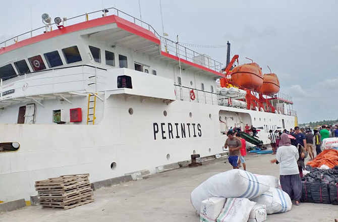 PANIK: Sejumlah penumpang menurunkan barang bawaannya dari atas KM Sabuk Nusantara 91 di Pelabuhan Masalembu, Sumenep, Jumat (17/9). (POLSEK MASALEMBU UNTUK Radarmadura.id)
