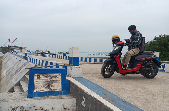 KURANG PANJANG: Pelabuhan wisata dari sisi Kalianget yang dibangun mengunakan anggaran dari bantuan dana keuangan Provinsi Jawa Timur tahun lalu. (MOH. JUNAIDI/Radarmadura.id)