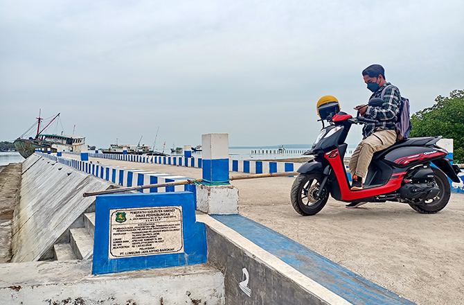 KURANG PANJANG: Pelabuhan Wisata Kalianget yang dibangun pada 2021 belum difungsikan. (MOH. JUNAIDI/RadarMadura.id)