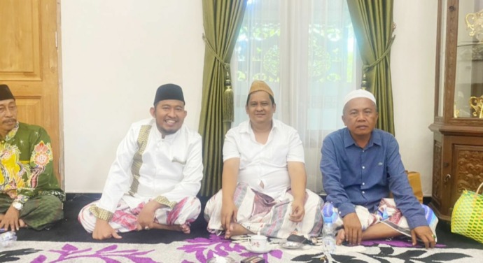 BERSINERGI: Pemilik PR Bahagia H Mukmin (kanan) duduk bersama Bupati Sumenep Achmad Fauzi (kiri) pada acara Maulid Nabi Muhammad SAW di kediamannya.