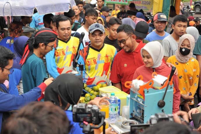 MERIAH: Bupati Achmad Fauzi (baju merah) didampingi Ketua TP PKK Sumenep Nia Kurnia Fauzi bersama Kepala JPRM Biro Sumenep Moh. Rusdy Zain ZA meninjau PKL Pasar Minggu di area car free day, Minggu (7/8).