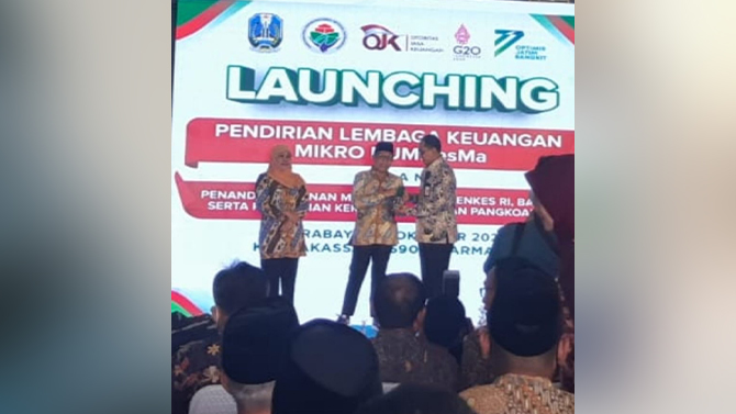 PRESTISIUS: Menteri Desa PDT dan Transmigrasi Abdul Halim Iskandar (tengah) ketika menyerahkan penghargaan Lencana Bakti Desa kepada Kepala DPDM Sampang Chalilurrachman (kanan) mewakili Bupati Sampang Slamet Junaidi di Surabaya, Kamis (27/10). (DPMD UNTUK