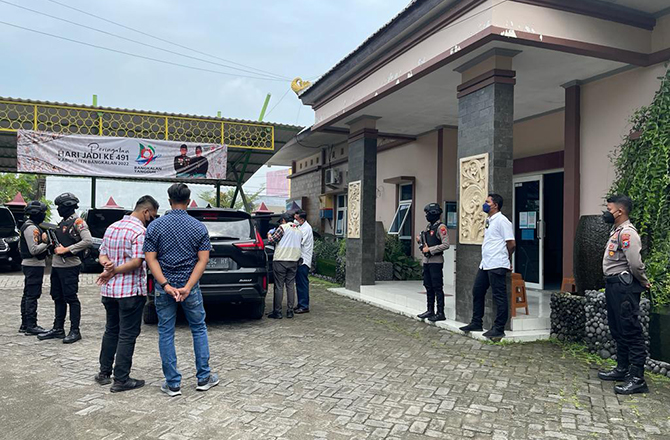BERLANJUT: Penyidik KPK keluar dari kantor DPMD Bangkalan yang berlokasi di Jalan Halim Perdanakusuma kemarin. (DARUL HAKIM/Radarmadura.id)