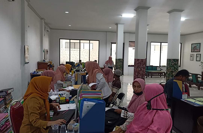 ANTRE: Tenaga non-ASN di lingkungan Pemkab Pamekasan saat melakukan pendataan di kantor Disdikbud Pamekasan beberapa waktu lalu. (AMIRUL MUKMININ UNTUK Radarmadura.id)