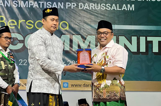 KENANGAN: Islah Bahrawi (kanan) menerima cenderamata setelah mengisi kegiatan di Pondok Pesantren Darussalam Burneh, Bangkalan, Sabtu (22/10). (ISLAH BAHRAWI UNTUK Radarmadura.id)