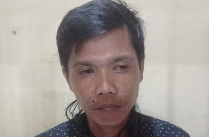 TERJERAT PASAL PENIPUAN: Oknum LSM Abdur Rahem (tengah) ditangkap polisi akibat melakukan tindak pidana penipuan, Selasa (25/10). (TAUFIK UNTUK Radarmadura.id)