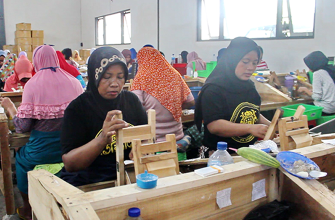PRODUKSI ROKOK: Karyawan PR Ayunda sedang melinting rokok kretek di pabrik unit 2, Desa Jarin, Kecamatan Pademawu, Pamekasan, Sabtu (15/10). (MOH. BUSRI/Radarmadura.id)
