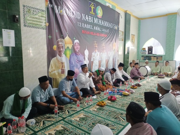 KHIDMAT: Plt Kepala Rutan Kelas II-B Sumenep Ridwan Susilo (pegang mikrofon) menyampaikan sambutan pada acara Maulid Nabi Muhammad SAW di kantornya, Kamis (6/10). (MOH. IQBAL/RadarMadura.id)