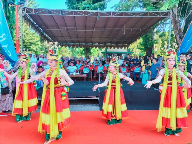 MENGHIBUR: Lima siswi SMPN 1 Dasuk menampilkan tari muang sangkal pada pembukaan Fun Colouring Competition kemarin. (HERIVIYA YUVI/Radarmadura.id)