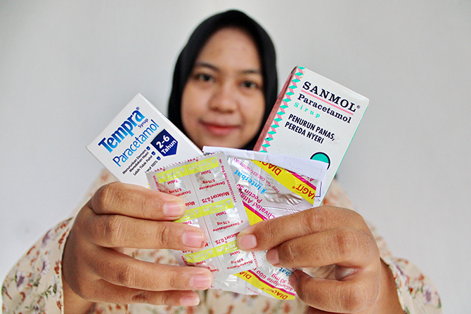 TIDAK DILARANG: Seorang warga menunjukkan beberapa obat di teras rumahnya di Kelurahan Bancaran, Bangkalan, kemarin. (VIVIN AGUSTIN HARTONO/Radarmadura.id)