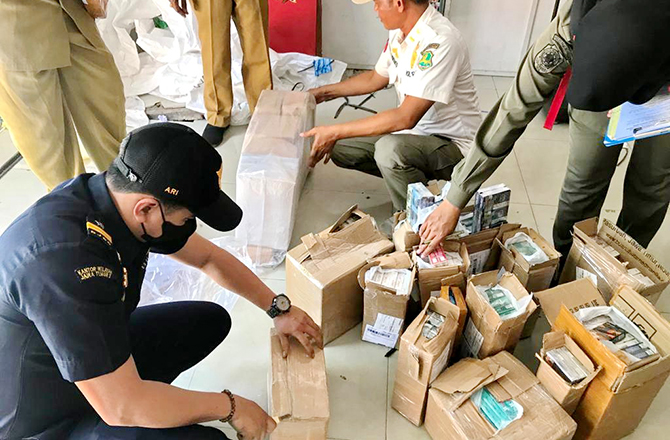 Selundupkan Rokok Bodong Melalui Jasa Pengiriman
