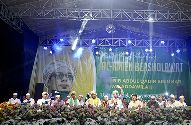 DUDUK BERSAMA: Pimpinan dan Pengasuh Pondok Pesantren Al-Amien Prenduan KH Dr Ahmad Fauzi Tidjani Djauhari (pakai serban kuning), Wakil Pimpinan dan Pengasuh KH Dr Ghozi Mubarok Idris, M.A. (tiga dari kiri) dan Habib Abdul Qadir bin Umar Mauladdawilah (pe