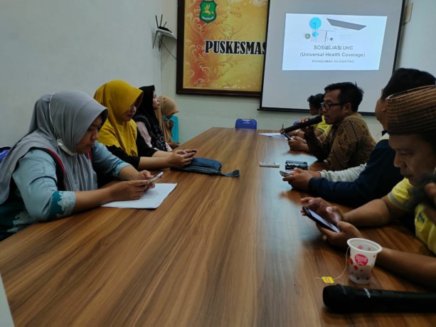 GIAT: Sejumlah staf Puskesmas Giligenting mengikuti sosialisasi program UHC.
