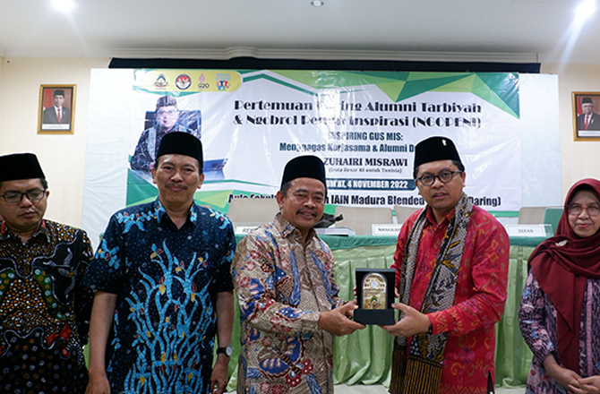 HADIAH: Rektor IAIN Madura Saiful Hadi saat memberikan cenderamata kepada Dubes Indonesia untuk Tunisia Zuhairi Misrawi. (LAILIYATUN NURIYAH/Radarmadura.id)