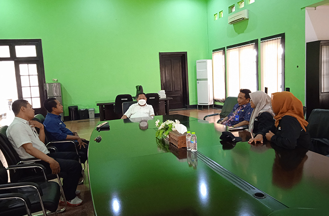 MATANGKAN PERSIAPAN: Kru JPRM Biro Pamekasan melakukan koordinasi dengan Pimpinan Bakorwil IV Pamekasan dalam rangka persiapan MA 2022 Jumat (4/11). (MOH. BUSRI/Radarmadura.id)