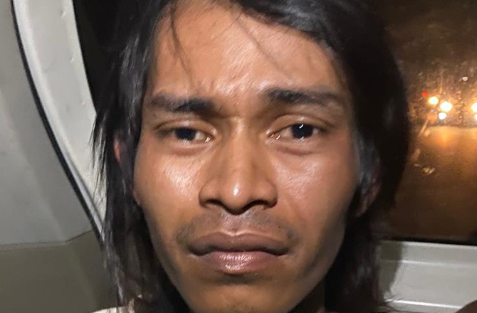 DIPROSES HUKUM: Tersangka pencabulan Mubin alias Doyok berada di dalam mobil petugas untuk dibawa menuju Mapolres Bangkalan, Jumat (4/11). (HUMAS POLRES UNTUK Radarmadura.id)