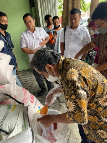 TURUN LANGSUNG: Tim Satgassus Tipidor Polri dan Balittanah Kementan dan perwakilan Kemendag melakukan pengecekan di salah satu kios pupuk di Kabupaten Kediri, Selasa (16/11). (Satgassus Tipidor Polri untuk RadarMadura.id)