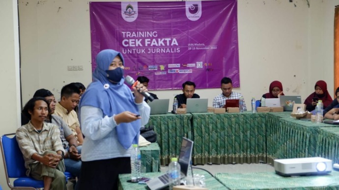 FOKUS: Sejumlah peserta Cek Fakta AJI Surabaya menyimak sajian materi di IAIN Madura Jumat (18/11). (AJI Surabaya untuk RadarMadura.id)