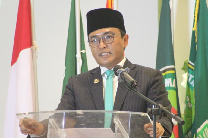 BERWIBAWA: Bupati Pamekasan Baddrut Tamam menyampaikan sambutan saat menghadiri wisuda Univesitas Islam Madura Senin (21/11). (Moh. Iqbal afgani/RadarMadura.id)