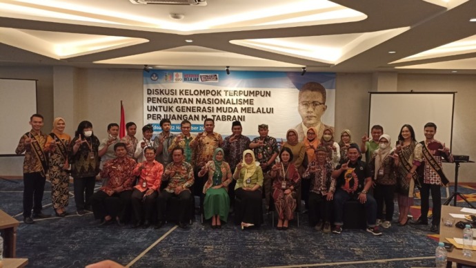 BERUTANG BUDI KEPADA M. TABRANI: Panitia, narasumber, dan peserta diskusi kelompok terpumpun tentang M. Tabrani berfoto bersama setelah acara di ruang pertemuan Hotel Luminor Sidoarjo Selasa (22/11).