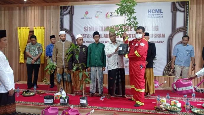UNTUK LINGKUNGAN: Para pengasuh ponpes didampingi persawakilan SKK Migas dan HCML serta dinas terkait memegang bibit untuk ditanam.(Zeinal Abidin/RadarMadura.id)