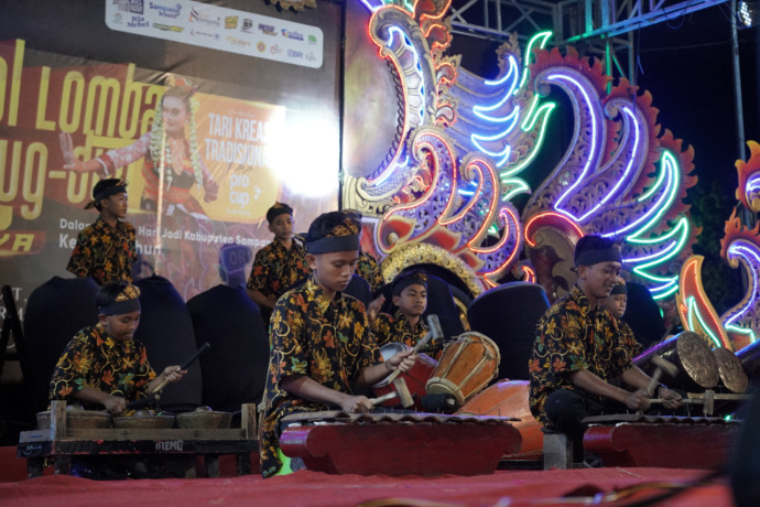 HARUS KOMPAK: Salah satu grup musik tradisonal daul dug-dug saat tampil dalam festival daul di lahan parkiran Pasar Margalela, Sampang, Sabtu (28/10). (Prokopim Sampang untuk RadarMadura.id)