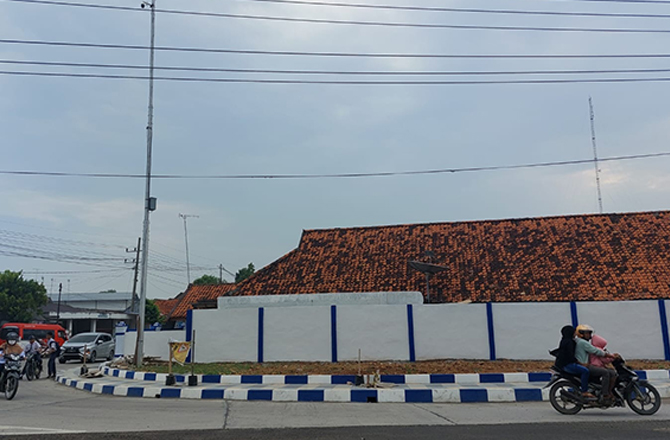 BEKAS RUMDIN GURU: Pengendara melintas di jalan yang menghubungkan Jalan Rajawali dengan Jalan Imam Ghazali, Sampang, kemarin. (JUNAIDI PONDIYANTO/Radarmadura.id)