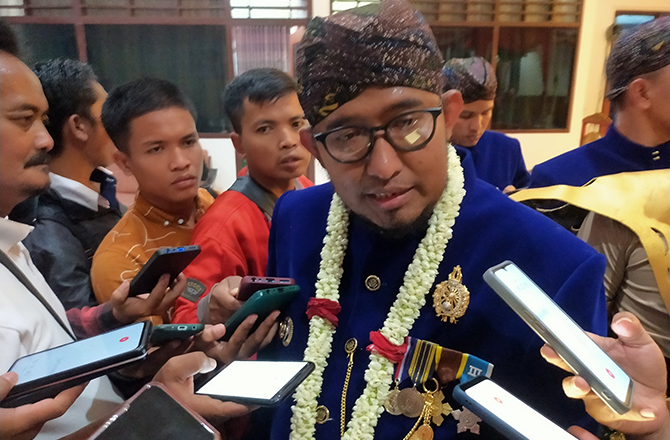 BERI PENJELASAN: Bupati Sumenep Achmad Fauzi menjawab pertanyaan sejumlah wartawan. (ANIS BILLAH/Radarmadura.id)