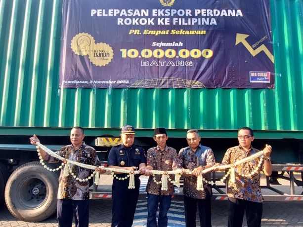 SIMBOLIS: Owner PR Empat Sekawan Suhaydi (dua dari kanan) bersama Kepala Seksi KIP KPPBC TMP C Madura Zainul Arifin (dua dari kiri) memotong pita bunga sebelum pemberangkatan kemarin.