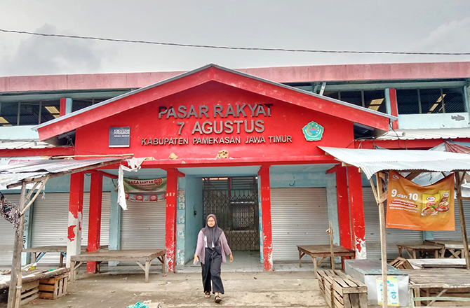 PULANG: Seorang warga berada di Pasar 17 Agustus Pamekasan kemarin. (LAILIYATUN NURIYAH/Radarmadura.id)
