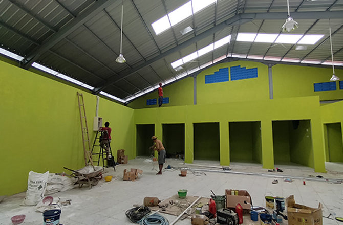 PROSES: Beberapa tukang memasang kabel listrik untuk penerangan kios di Pasar Kwanyar, Bangkalan, kemarin. (AYU LATIFAH/Radarmadura.id)