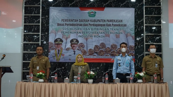 PEMBINAAN: Dari kiri, Fungsional Pembina Industri Disperindag Pamekasan Abd. Nahrul A.H., Sekdisperindag St. Abdiyati M., Kasubbid Pelayanan Kekayaan Intelektual Kanwil Kemenkum HAM Jatim Pahlevi Witantra, dan Kasi Data Sistem Informasi Perizinan Bimtek S