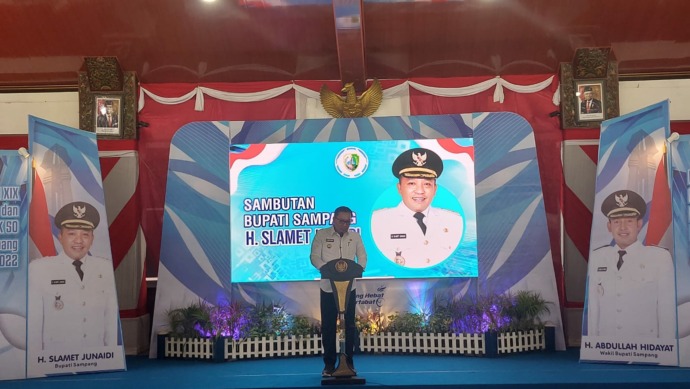 KARISMATIK: Bupati Sampang Slamet Junaidi menyampaikan sambutan pada peringatan puncak Bulan Bakti Gotong Royong XIX di Pendopo Bupati Sampang. (Junaidi Pondiyanto/RadarMadura.id)