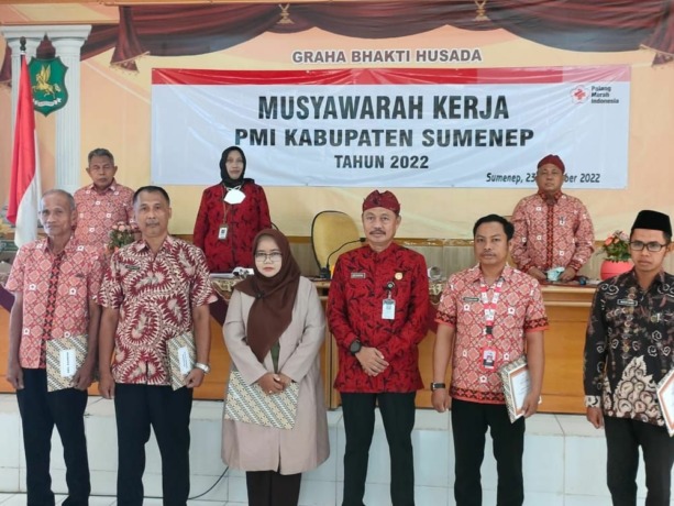 MANTAPKAN KINERJA: Ketua PMI Sumenep Edi Rasiadi saat menyerahkan penghargaan kepada para relawan PMI di sela-sela acara Musyawarah Kerja PMI Kabupaten Sumenep di RSUD dr. Moh. Anwar. (Arman untuk RadarMadura.id)